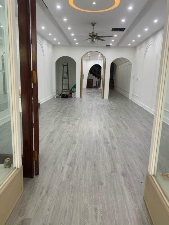 Mã sàn nhựa vân gỗ tông xám có keo sẵn phía sau lột ra là dán không cần thuê thợ