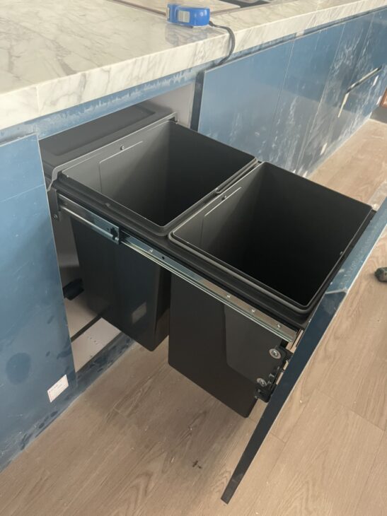 Thùng rác đôi âm tủ chất liệu nhựa ABS an toàn, thân thiện TaKing