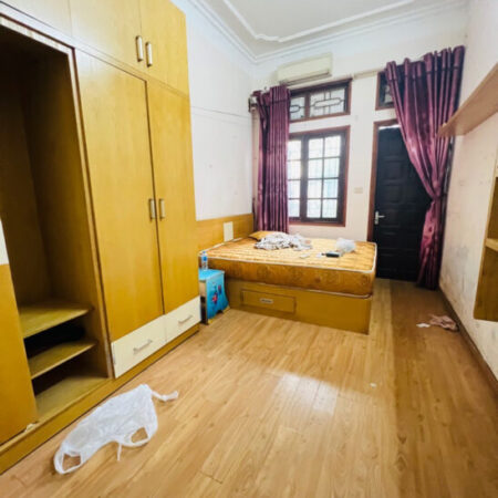 Bán nhà Lạc Long Quân, ngõ Ô Tô nhỏ, 100m đường lớn ,gần Hồ Tây 35m2 3 tầng 7,6 tỷ