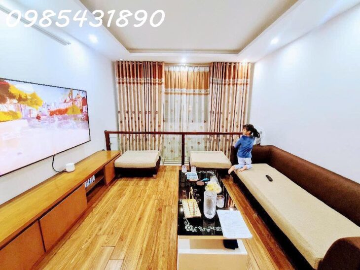 Cần bán gấp nhà còn mới tinh xây 5 tầng 32m2 tại phố Bằng Liệt cạnh KDT Linh Đàm, giá nhỉnh 5 tỷ