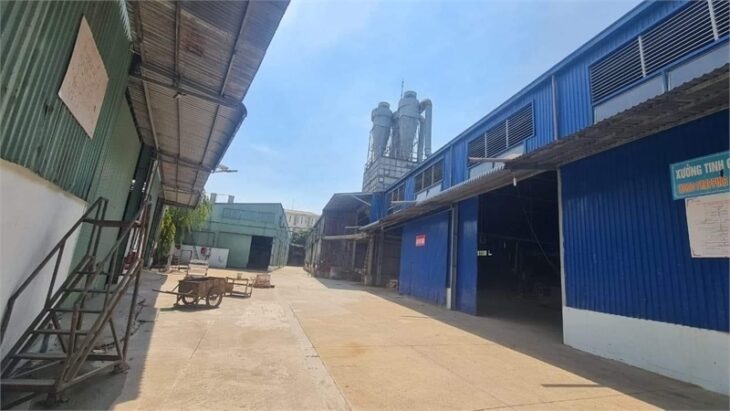 Nhà xưởng sản xuất kinh doanh, mặt đường thuận lợi di chuyển hàng hóa.