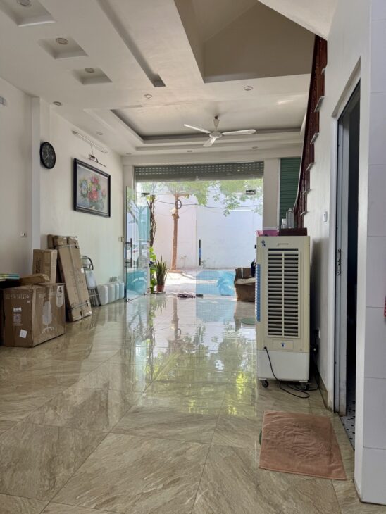 siêu pmăt ẩm nhà 3 tầng rôn gj 50m2 , mặt tiền khủng 5,5m chỉ nhỉnh 11 đ. vị trí cực đẹp , trung