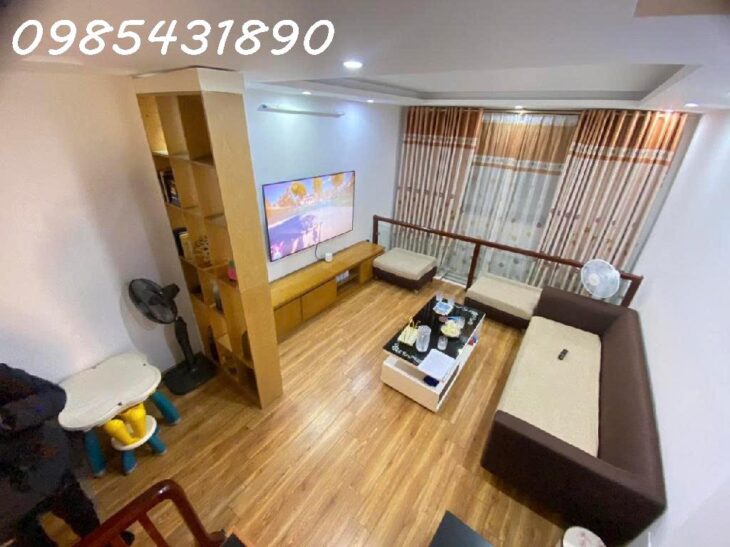 Cần bán gấp nhà còn mới tinh xây 5 tầng 32m2 tại phố Bằng Liệt cạnh KDT Linh Đàm, giá nhỉnh 5 tỷ