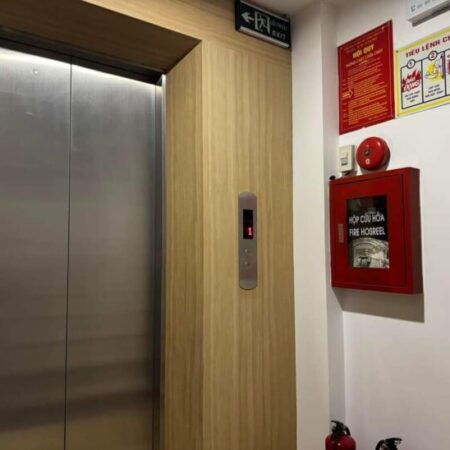 Bán tòa nhà 7 tầng thang máy trung tâm Cầu Giấy, 50m2-15 phòng-ô tô-dòng tiền 95tr/tháng,sổ đỏ, 15x