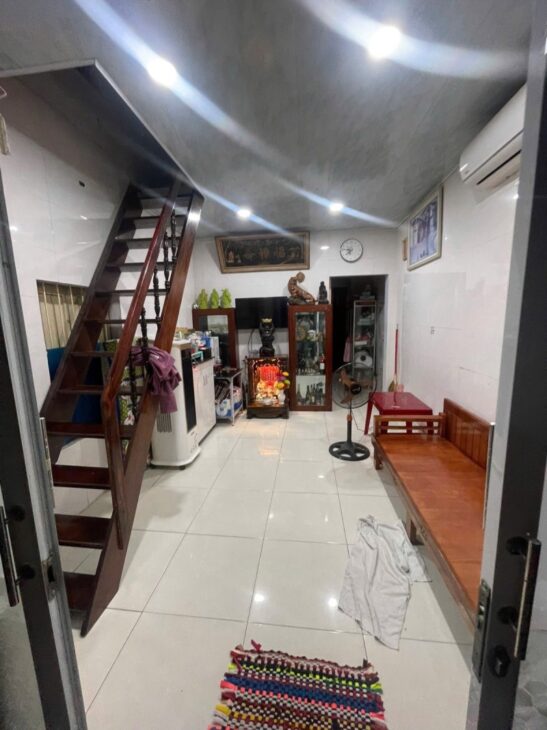 Căn nhà vị trí đẹp trung tâm Hải Châu cách đường vài chục mét. Nhà 2 tầng gỗ kiệt K Hoàng Diệu