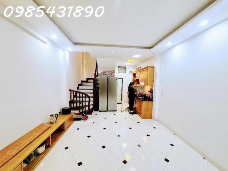 Cần bán gấp nhà còn mới tinh xây 5 tầng 32m2 tại phố Bằng Liệt cạnh KDT Linh Đàm, giá nhỉnh 5 tỷ