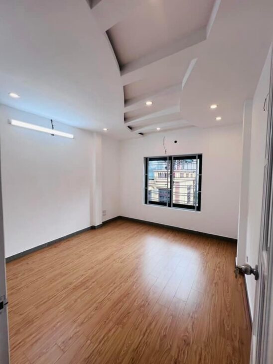 NHỈNH 8 TỶ – NHÀ 40M2 OTO VÀO NHÀ Ở CẦU GIẤY, GẦN PHỐ, NGÕ THÔNG KINH DOANH,NHÀ ĐẸP Ở NGAY