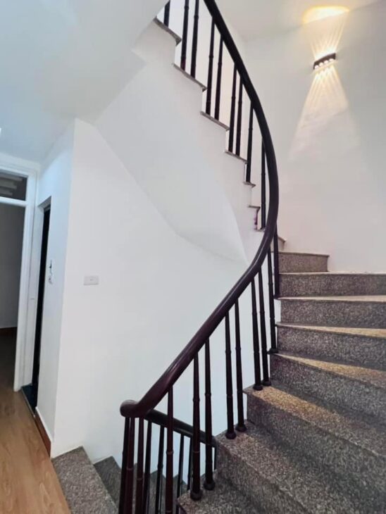 NHỈNH 8 TỶ – NHÀ 40M2 OTO VÀO NHÀ Ở CẦU GIẤY, GẦN PHỐ, NGÕ THÔNG KINH DOANH,NHÀ ĐẸP Ở NGAY