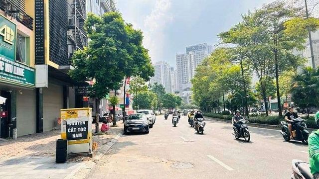 TOÀ NHÀ VĂN PHÒNG MẶT PHỐ – NGUYỄN HOÀNG, DÒNG TIỀN 200TR: 100M, 9T, 70 TỶ. LH: 0979393221