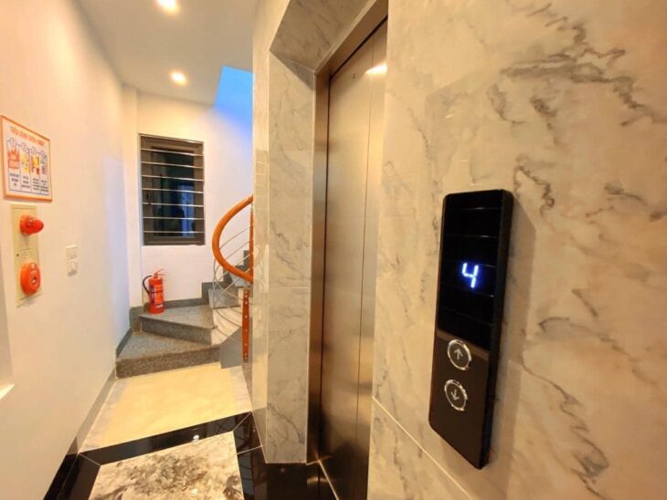 NHỈNH 8 TỶ – NHÀ ĐỘI CẤN 7 TẦNG THANG MÁY, Ở VÀ KINH DOANH, NHÀ ĐẸP Ở NGA, GẦN PHỐ, OTO