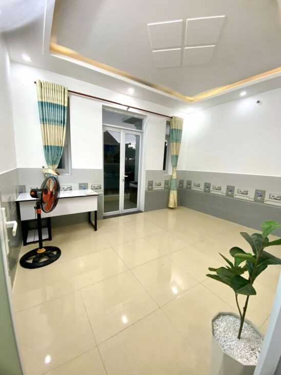BÁN NHÀ 2 TẦNG – MẶT TIỀN ĐƯỜNG NHỰA LÊ THỊ HỒNG GẤM CÓ VỈA HÈ – VỪA Ở VỪA KINH DOANH.