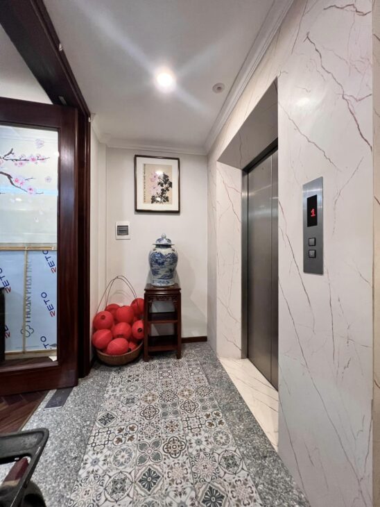 ⚜️ Phân Lô Sát Phố Ô tô tránh Hào Nam, Đống Đa, 65m2 8T Thang máy MT 5.6m, Chỉ 28.5 Tỷ ⚜️
