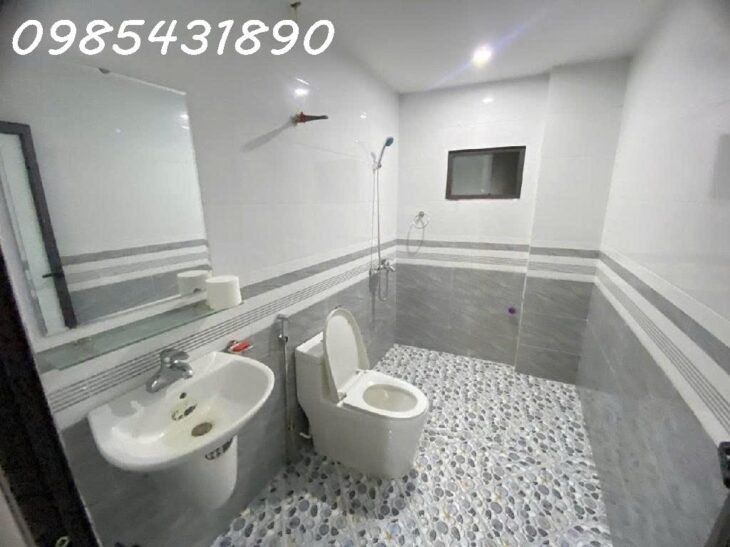 Cần bán gấp nhà còn mới tinh xây 5 tầng 32m2 tại phố Bằng Liệt cạnh KDT Linh Đàm, giá nhỉnh 5 tỷ