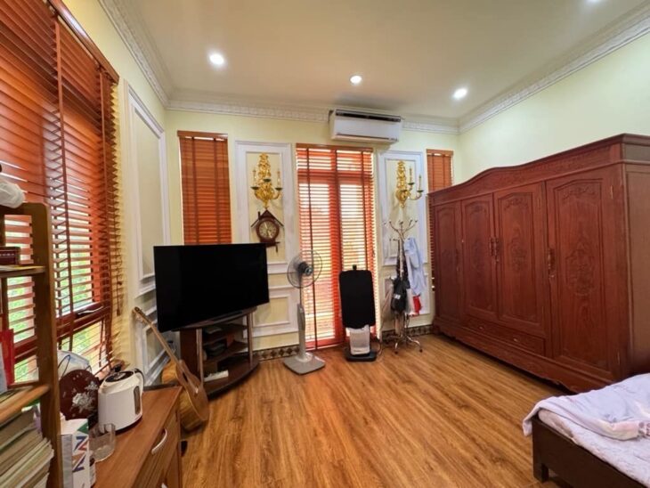 bán biệt thự Cổ Linh-Bát Khối, 324m x 3 tầng, mặt tiền 10m, sân vườn gara 4 ôtô, full thổ cư