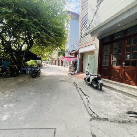 BÁN NHÀ CẤP 4 NGỌC THUỴ , SÁT KHAI SƠN, Ô TÔ TẢI VÀO NHÀ , KINH DOANH