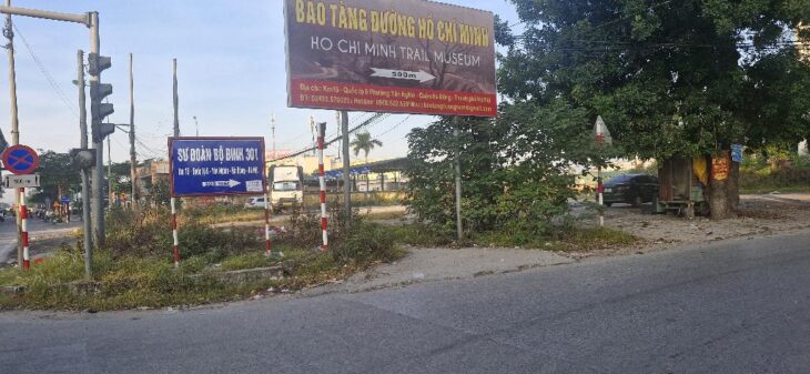 PHÂN LÔ – VỈA HÈ – Ô TÔ TRÁNH – GẦN BẾN XE YÊN NGHĨA