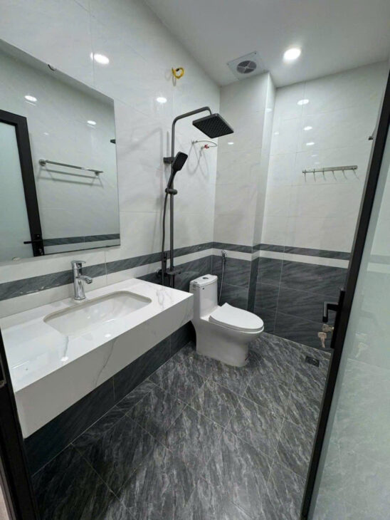 Bán nhà Nghi Tàm- Tây Hồ- Lô Góc 41m gần phố, vừa ở vừa KD, ba gác đỗ cửa 7.85 tỷ.