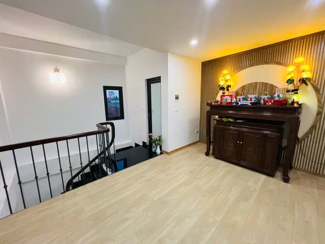 NHÀ ĐẸP PHỐ NGÔ GIA KHẢM- LONG BIÊN,VIEW HỒ,35M2,5 TẦNG,MT 5M, 11 TỶ.