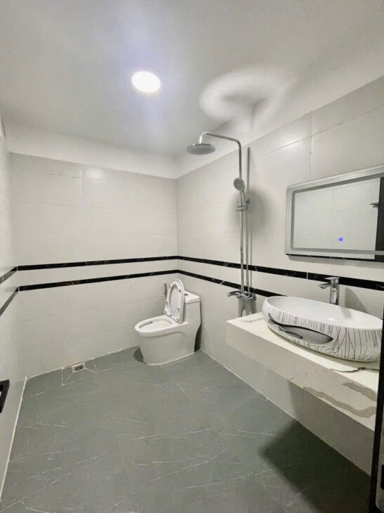 Cần bán nhà chính chủ Giải Phóng gần hồ Linh Đàm nội thất như hình ô tô đỗ cách 38 mét giá chỉ hơn