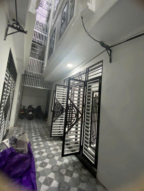 Nhà đẹp giá tốt mặt tiền 5m rộng rãi 5 tầng xây mới cách đường quốc lộ 15m đi vào Ngay mặt phố