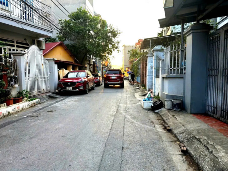 NHÀ MỚI KÍNH KOONG PHỐ THẠCH BÀN- LONG BIÊN 35/50M2, 5 TẦNG, MT 4M,5.05 TỶ.