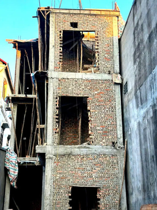 NHÀ MỚI KÍNH KOONG PHỐ THẠCH BÀN- LONG BIÊN 35/50M2, 5 TẦNG, MT 4M,5.05 TỶ.