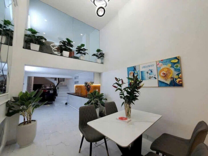 NHÀ ĐẸP NGUYỄN TRÃI – THOÁNG SÁNG RỰC RỠ – ÔTÔ VÀO NHÀ – VÀI BƯỚC RA ÔTÔ TRÁNH