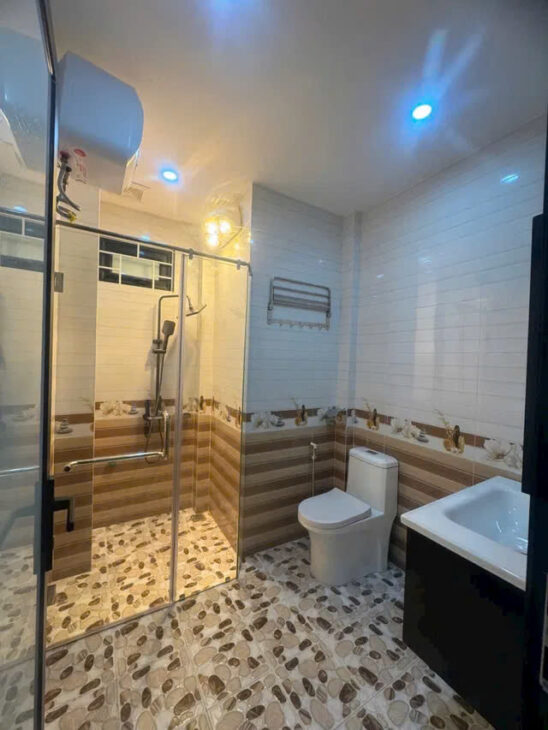NHÀ ĐẸP PHỐ NGỌC LÂM- LONG BIÊN , 33M2, 5 Tầng,MT 5.6M, 7.8 TỶ.TAHNG MÁY.