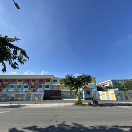 BÁN NHÀ NÁT MẶT TIỀN LÊ LỢI VÀI BƯỚC CHÂN – ĐỐI DIỆN TRƯỜNG CÚC HỌA MI – NGANG KHỦNG 9M – TIỆN XÂY