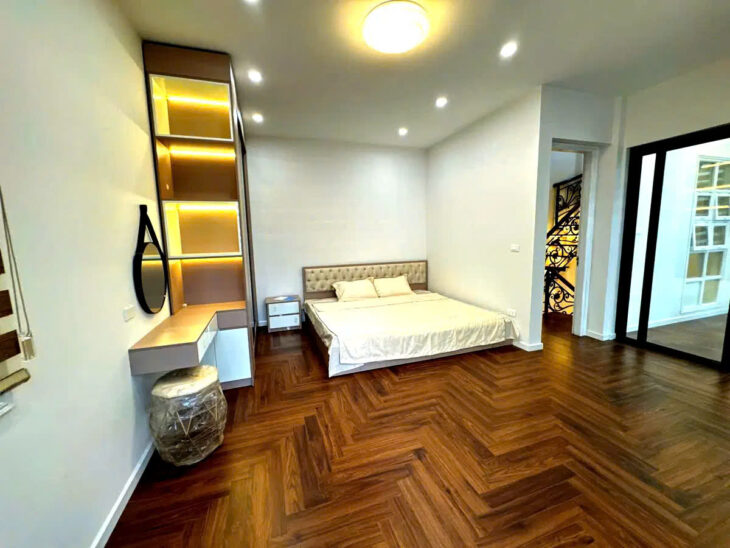 NHÀ MỚI- ĐẸP- KINH DOANH- Ô TÔ QUA PHỐ VIP BỒ ĐỀ 35M2, 5 TẦNG, 8.1 TỶ. LONG BIÊN.