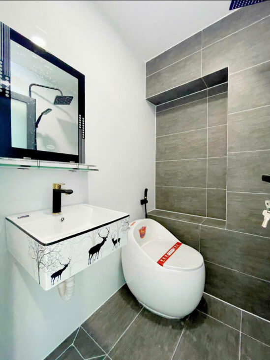 Sát mặt tiền Q4 Ngang 3 Dài 11 m2 ĐÚC XÂY MỚI 5 TẤM 4 tỷ