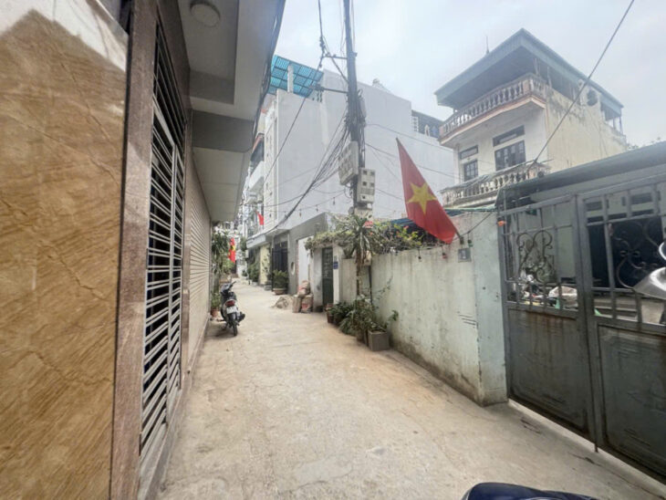 CẦN BÁN GẤP – ĐÁT- NGỌC THUỴ – LONG BIÊN 50M. THÔNG SỐ ĐEP, Ô TÔ VÀO ĐẤT, 20M RA ĐƯỜNG LỚN. GÀN