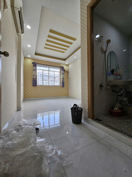 Sát mặt tiền Q4 Ngang 3.2 Dài 12 m nở hậu 3.6 m 2 TẤM CÓ 4 TỶ