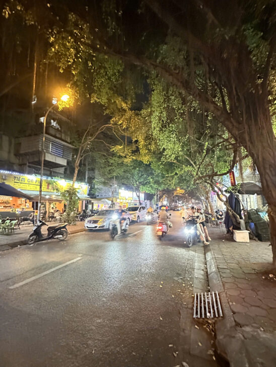 NHÀ ĐẸP – CẠNH PHỐ – NGÕ THÔNG ÔTÔ – 4 TẦNG, 25M2 – GẦN HỒ VÀ CHỢ – NHỈNH 8.3 TỶ