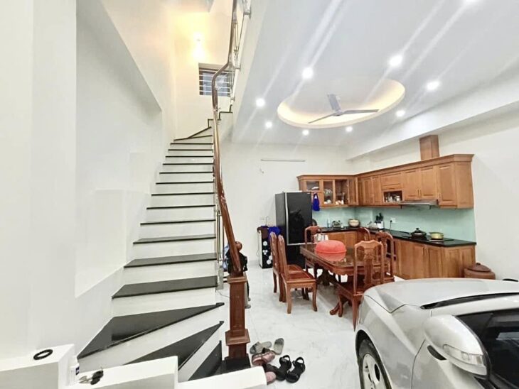 OAI NHẤT NGÕ! Nhà trên mặt ngõ phố Việt Hưng, cả dãy mỗi nhà mình mặt tiền 5m có gara ô tô, 52m2,