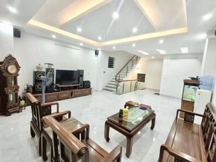 OAI NHẤT NGÕ! Nhà trên mặt ngõ phố Việt Hưng, cả dãy mỗi nhà mình mặt tiền 5m có gara ô tô, 52m2,