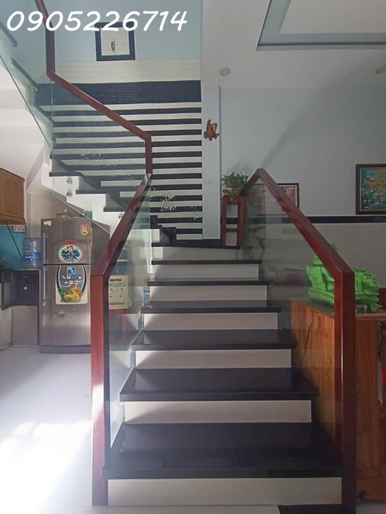 Nhà đẹp đón Tết sát khu phố Tây , cách biển Mỹ Khê 30m. 3 tầng 3 mê lệch