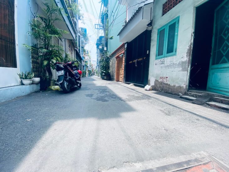 Bán nhà NƠ TRANG LONG, BT, cấp 4, 4m x18m, giá 5.7 tỷ tl