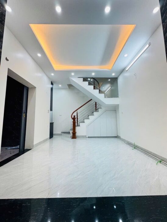 NHÀ LÁNG 32M2 X 5 TẦNG – 6.5 TỶ – VỊ TRÍ ĐẮC ĐỊA – KINH DOANH TUYỆT VỜI