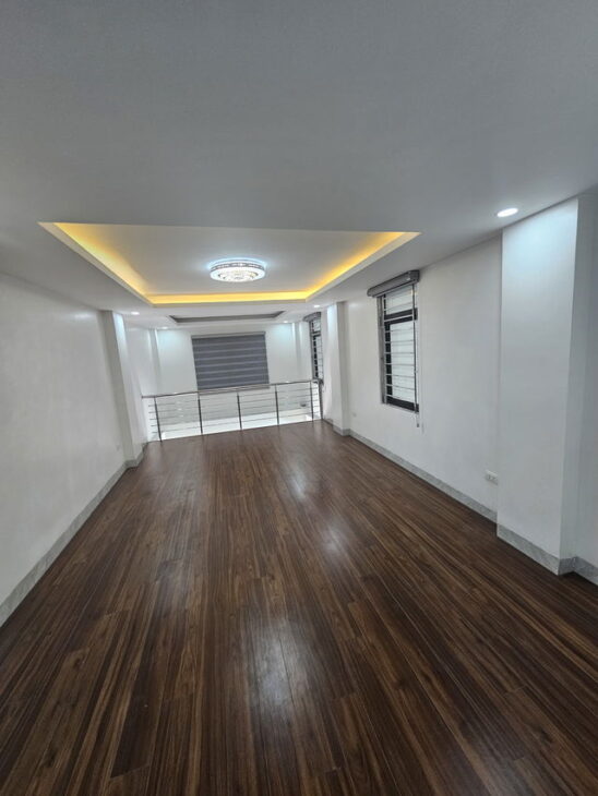 Nhà mới đẹp phố Nguyễn Văn Linh- Long Biên 37m2, 6 tầng, mặt tiền 3.5, 7.4 tỷ. Ô tô đỗ cổng.