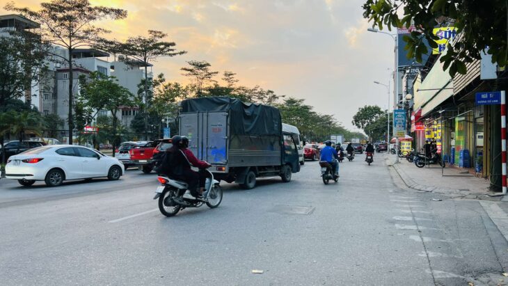 đất đẹp lô góc Cổ Linh-Long Biên, 90m, mặt tiền 17m, vỉa hè, 4 ôtô tránh