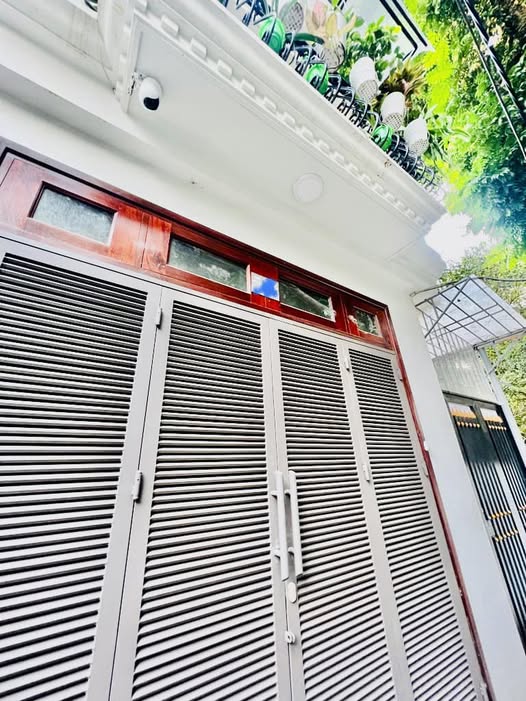 NHÀ ĐẸP XINH KHU TRUNG TÂM LONG BIÊN. DIỆN TÍCH 36/ 50M. NHÀ 5 TẦNG MẶT TIỀN RỘNG. LÔ GÓC 3 THOÁNG.