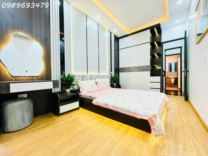 Bán nhà phố víp 14.9 Tỷ, Quốc Tử Giám, Đống Đa, mặt phố kinh doanh, dt;35m, 3 tầng, tiện ích phố cổ.