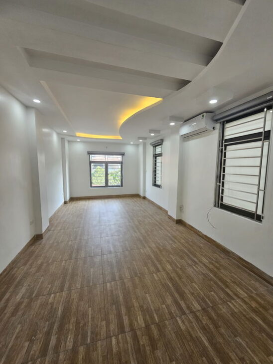 Nhà mới đẹp phố Nguyễn Văn Linh- Long Biên 37m2, 6 tầng, mặt tiền 3.5, 7.4 tỷ. Ô tô đỗ cổng.