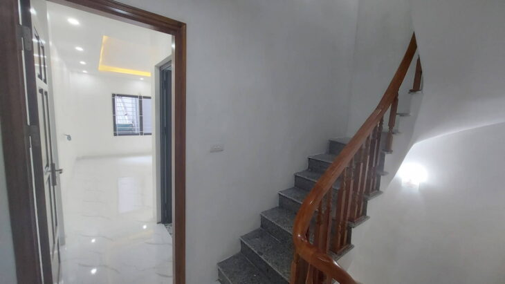 Bán nhà mới chỉ 30 ra ô tô, Ngõ 123 Yên Xá,DT 35m2, 5 tầng, Thanh Trì, Giá chỉ 4,98 tỷ.