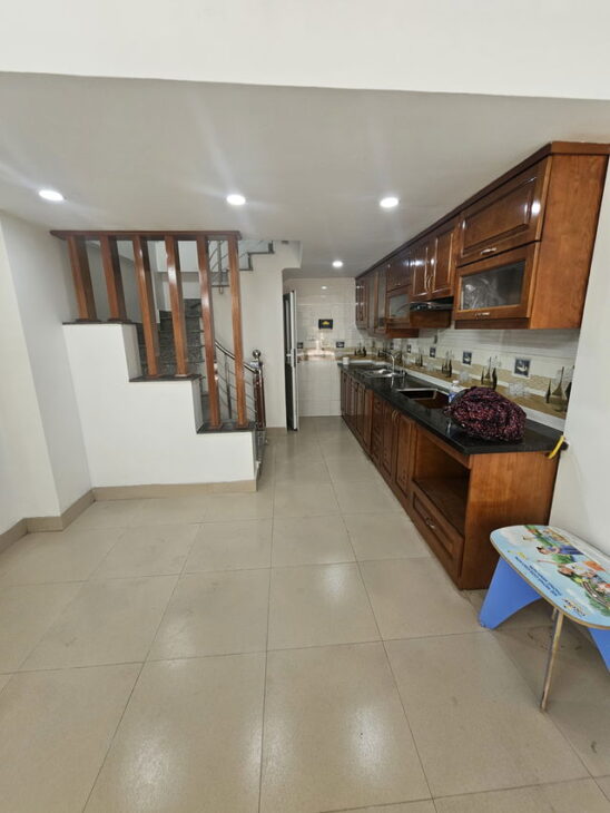 Nhà mới đẹp phố Nguyễn Văn Linh- Long Biên 37m2, 6 tầng, mặt tiền 3.5, 7.4 tỷ. Ô tô đỗ cổng.