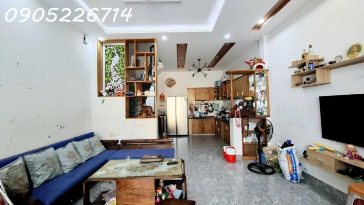 3 tầng, khu phố toàn Tây ở. Đi bộ ra biển Mỹ Khê, đường 6m. Đà Nẵng