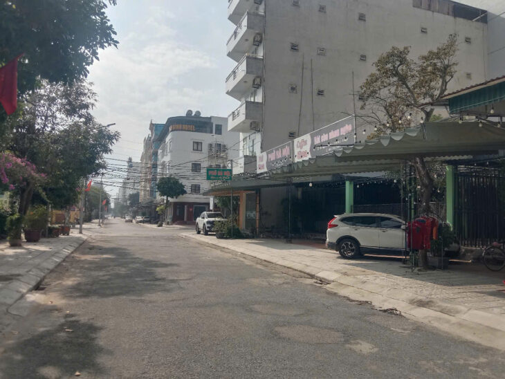 BÁN GẤP ĐẤT ĐƯỜNG NGUYỄN SƯ HỒI CÁCH BIỂN CỬA LÒ 50M: 6,5 x 20 = 120m2 x 3 LÔ