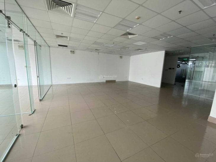 Cho thuê văn phòng 105m2 ở Tố Hữu – Lê Văn Lương sẵn nội thất ngăn 3 phòng đầy đủ PCCC giá 25 triệu