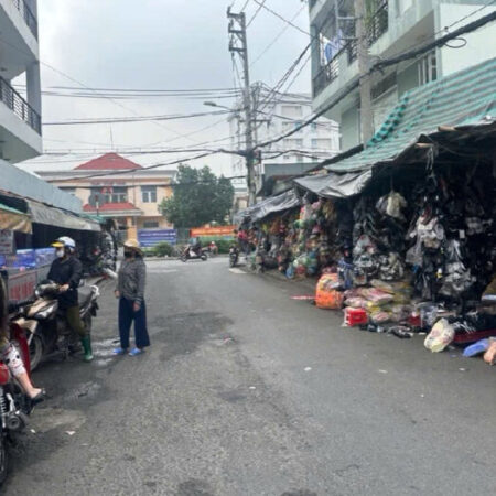 BÁN NHÀ MẶT TIỀN NGAY CHỢ TẶNG LUÔN 3 PHÒNG TRỌ